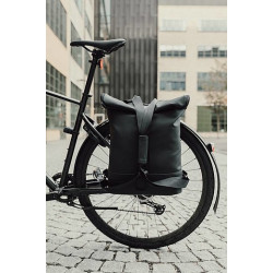 Rolovací batoh na kolo, černý
